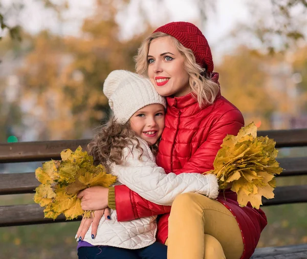 Glückliche junge Familie hat Spaß im Herbstpark — Stockfoto