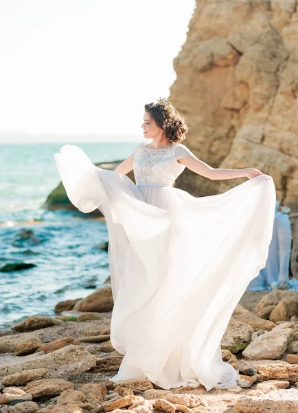 Hermosa novia al aire libre. Peinado de boda y maquillaje al aire libre —  Fotos de Stock