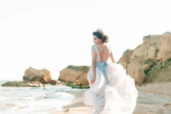 Hermosa novia cerca del mar al aire libre . —  Fotos de Stock