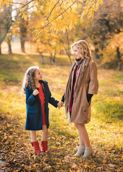 美丽的母亲和女儿在户外秋艳 》 — 图库照片