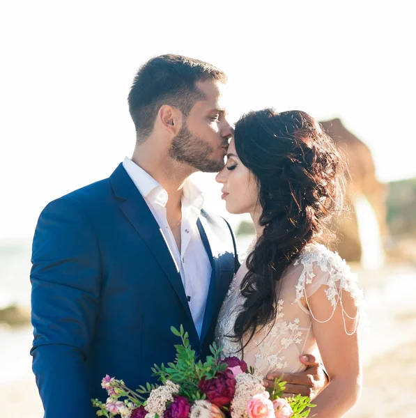 Gelin ve damat düğün töreninde deniz kenarında