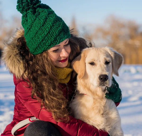 Young beautiful woman hugging her golden retriever dog — Stock Photo, Image