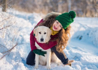 Mutlu kadın sahibi ve beyaz golden retriever köpek kış günü kapatın