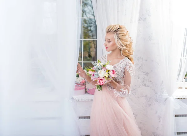 Schöne Braut bei Winterhochzeit im Inneren — Stockfoto