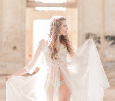 Beyaz dantel boudoir dalgalı saçlı genç bir gelin portresi