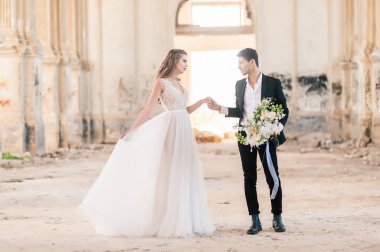 Gelin ve damat düğün töreninde kapalı