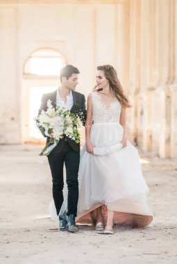 Gelin ve damat düğün töreninde kapalı