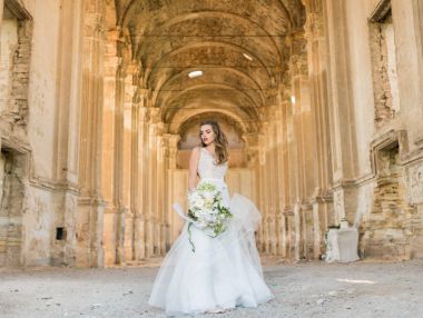 Lüks elbise güzel mimarisi poz içinde romantik güzel gelin