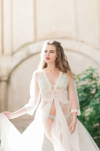 Sposa elegante di lusso in abito boudoir pizzo e guardando la fotocamera — Foto Stock