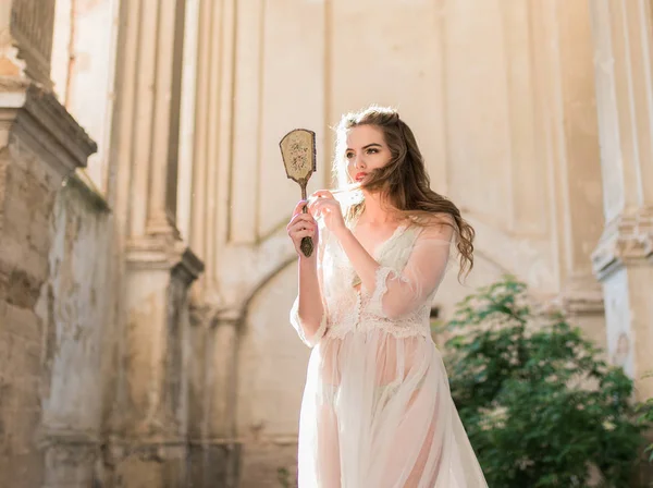 Ritratto di giovane sposa in boudoir di pizzo bianco con capelli scuri ondulati — Foto Stock