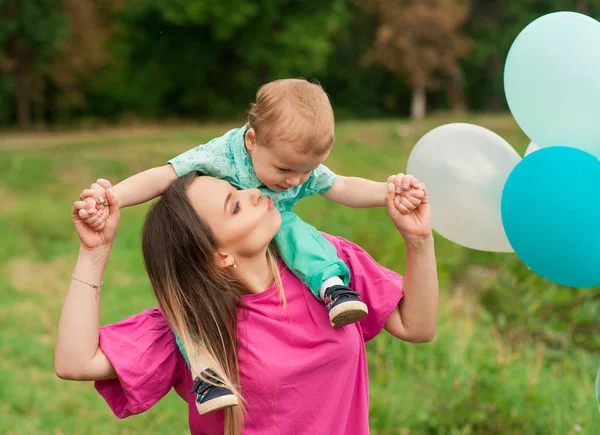 Porträt einer Mutter mit ihrem Sohn im Freien — Stockfoto