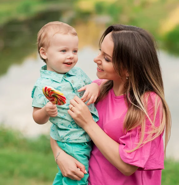 Mom and son with a child in summer park — Stock Photo, Image