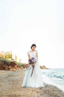 Güzel gelin açık havada. Düğün saç ve makyaj.