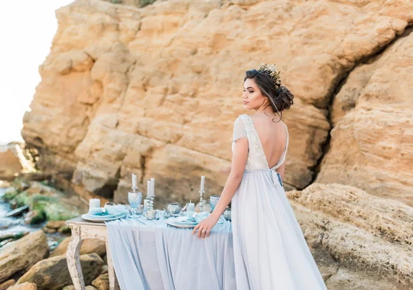 Hermosa novia romántica en vestido de lujo posando en la playa . —  Fotos de Stock