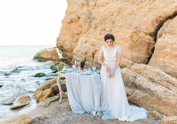 Hermosa novia romántica en vestido de lujo posando en la playa . —  Fotos de Stock