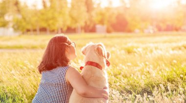 Mutlu köpek ve Doğa Park zevk sahibi