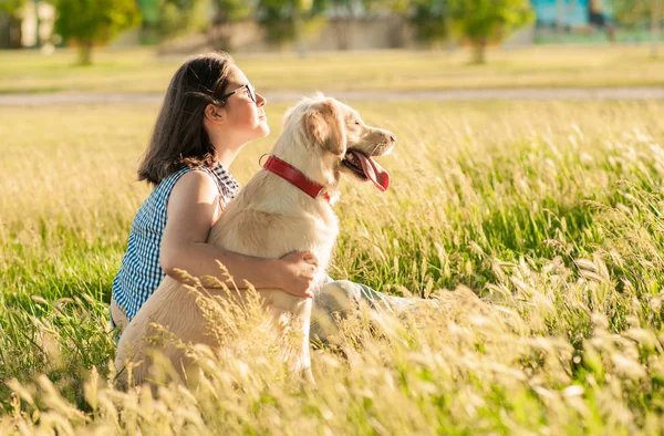 Chien heureux et propriétaire profitant de la nature dans le parc — Photo