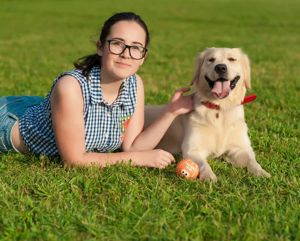 Happy dog i właściciel z przyrodą w parku — Zdjęcie stockowe