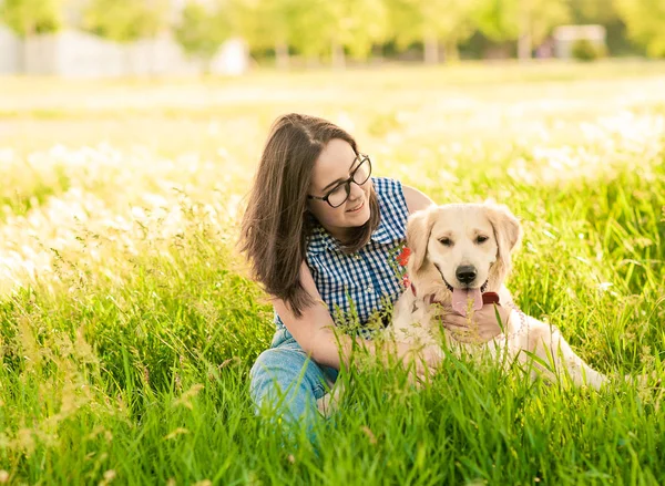 Felice cane e proprietario godendo la natura nel parco — Foto Stock