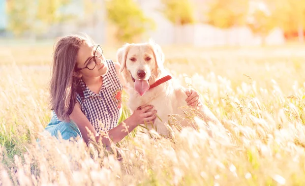 Felice cane e proprietario godendo la natura nel parco — Foto Stock