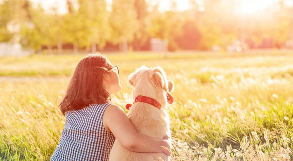 Lycklig hund och ägare njuta av naturen i parken Royaltyfria Stockfoton