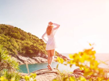 Silah yükseltme ve denizin kenarında özgürlük zevk tabaklanmış esmer
