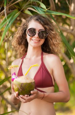 Hindistan cevizi kokteyl ile zarif kadın