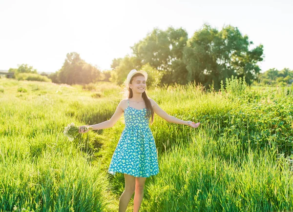 Portrait Fille Souriante Avec Bouquet Fleurs Sauvages Dans Champ Avec — Photo