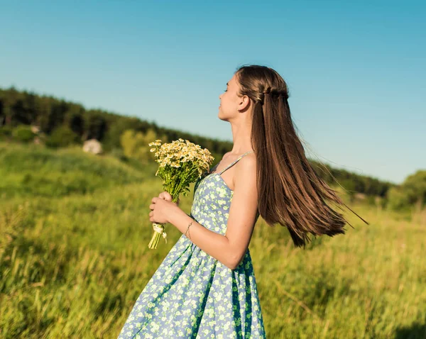 Belle Adolescente Robe Bleue Debout Dos Caméra Sur Champ Été — Photo