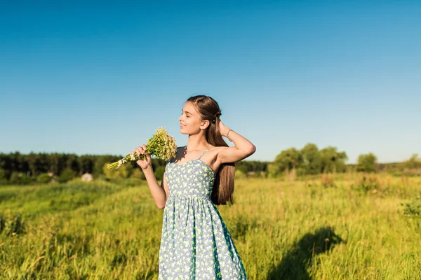 Romantische Meisje Blauwe Jurk Muts Zittend Met Een Open Boek — Stockfoto