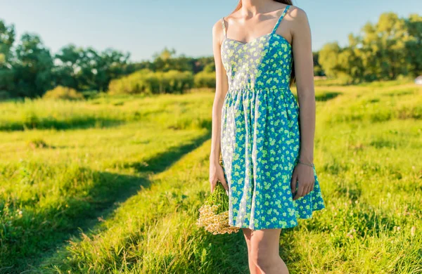 Jovem Menina Romântica Sorridente Abraçando Buquê Flores Silvestres Fundo Grama — Fotografia de Stock