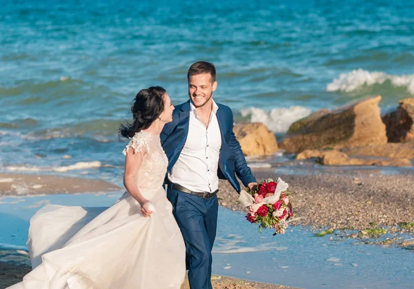 Наречений Наречений Весіллі День Пляжі Біля Моря Усміхнений Наречений Наречений — стокове фото