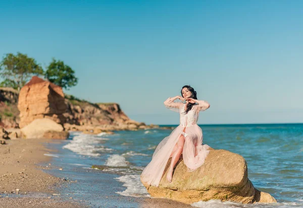 Novia Elegante Lujo Piedra Cerca Del Mar Peinado Boda Maquillaje —  Fotos de Stock