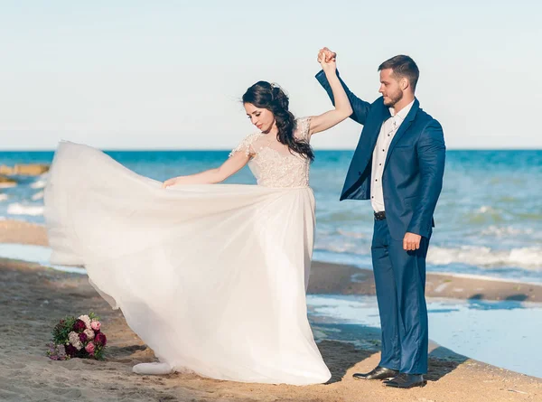 Весільна Пара Красива Наречена Наречена Танцюють Просто Одружився Близько Щасливий — стокове фото