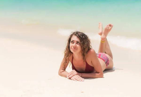 Jonge Vrouw Die Lacht Liggend Het Zand Buurt Van Zee — Stockfoto