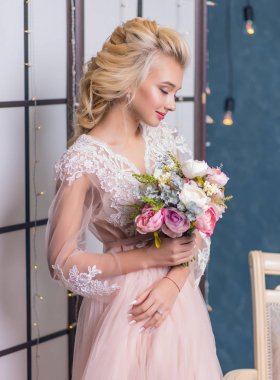 Güzellik moda gelin iç Studio ile buket çiçek onun elinde. Güzel gelin portre düğün makyaj ve saç modeli. Moda gelin lüks gelinlik modeli. Güzellik kız yüz, muhteşem güzellik gelin.