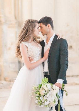 Güzel düğün çift gelinle damat düğün günü, eski kilisede kapalı. Mutlu bir evlilik iki kapalı, yumuşak güneşli ışıklar. Kadın ve erkek evlilik gün sevgi dolu.