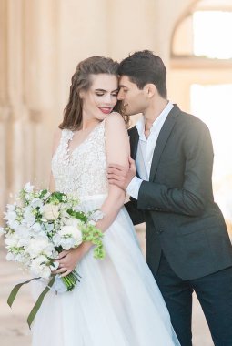 Güzel düğün çift gelinle damat düğün günü, eski kilisede kapalı. Mutlu bir evlilik iki kapalı, yumuşak güneşli ışıklar. Kadın ve erkek evlilik gün sevgi dolu.