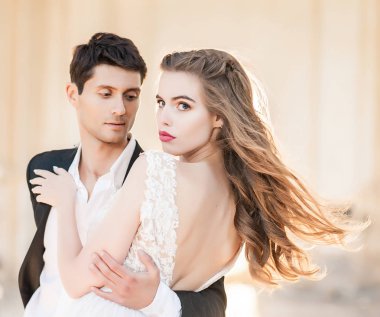 Gelin ve damat gün düğününde. Gelin çift, mutlu yeni evli kadın ve erkek sarılma. Gelin ve damat