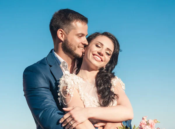 Noiva e noivo na cerimônia de casamento perto do mar — Fotografia de Stock