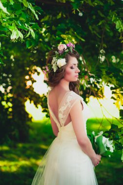 lüks bir gelinlik güzel esmer gelin