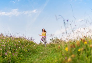 Güzel runner sahil eğitim ve zevk güzel manzara boyunca çalıştırdıktan sonra istirahat için alan tepelerinde daimi