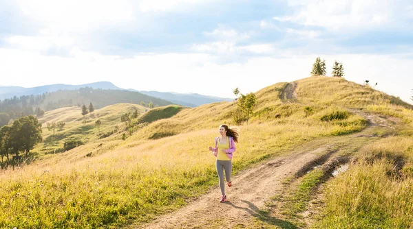 Κορίτσι Trail Running Μέσα Στα Βουνά Καλοκαίρι Ηλιόλουστη Ημέρα Θηλυκό — Φωτογραφία Αρχείου