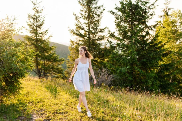 Femme Bouclée Heureuse Souriante Marchant Sur Terrain Été Pendant Les — Photo