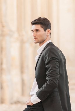 Damat sabah düğün töreni için hazırlanıyor..