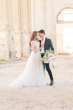 Gelin ve damat düğün töreninde kapalı