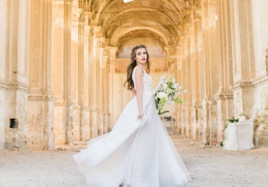 Lüks elbise güzel mimarisi poz içinde romantik güzel gelin