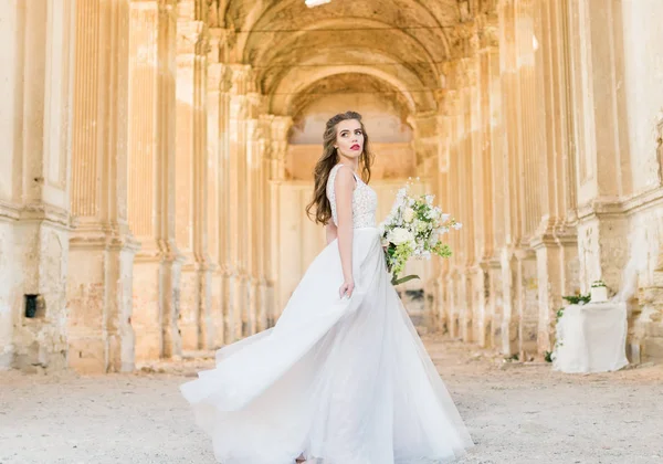 Romantico bella sposa in abito di lusso posa di bella architettura — Foto Stock