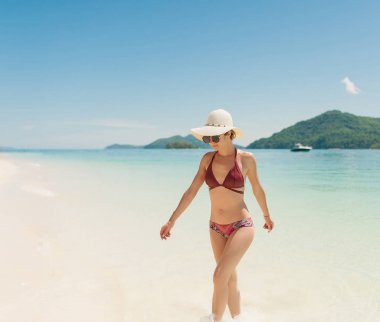 Bir kız açık havada kıyı yürüyor