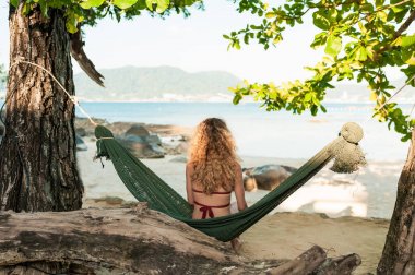 neşeli genç kadın bir hamakta rahat